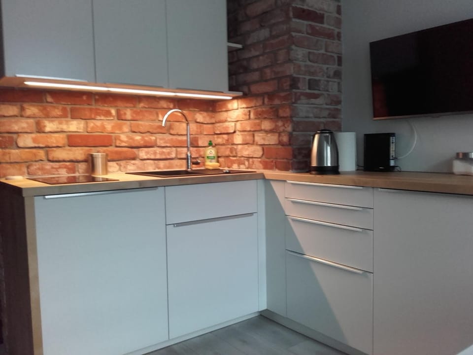 Coffee/tea facilities, Kitchen or kitchenette, stove
