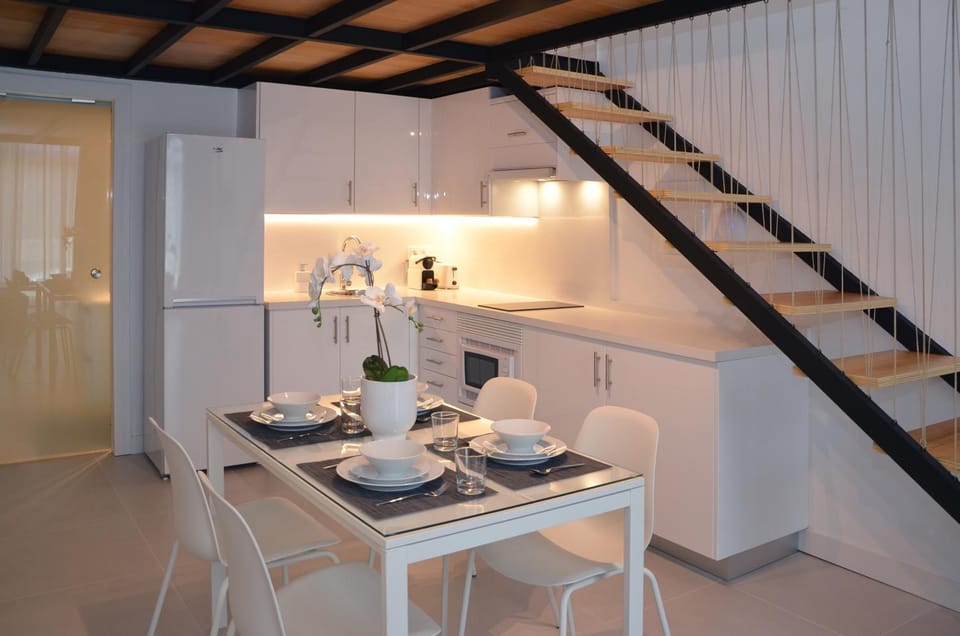 Kitchen or kitchenette, Dining area