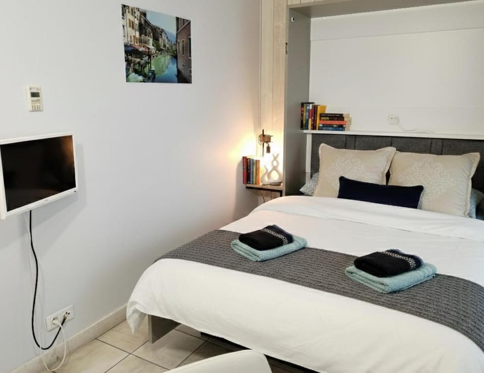 Bed, TV and multimedia, Photo of the whole room, Bedroom, air conditioner