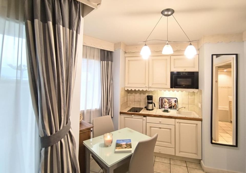 Kitchen or kitchenette, Dining area, air conditioner