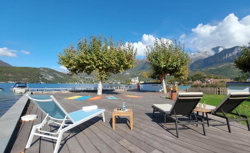 Patio, Nearby landmark, Beach, Canoeing, Hiking, Cycling, On site, Lake view, Lake view, Mountain view, Mountain view, Sports, sunbed