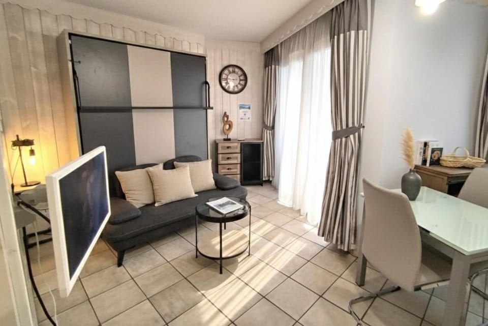 Patio, Nearby landmark, TV and multimedia, Coffee/tea facilities, Balcony/Terrace, Seating area, Bedroom, Sports, internet