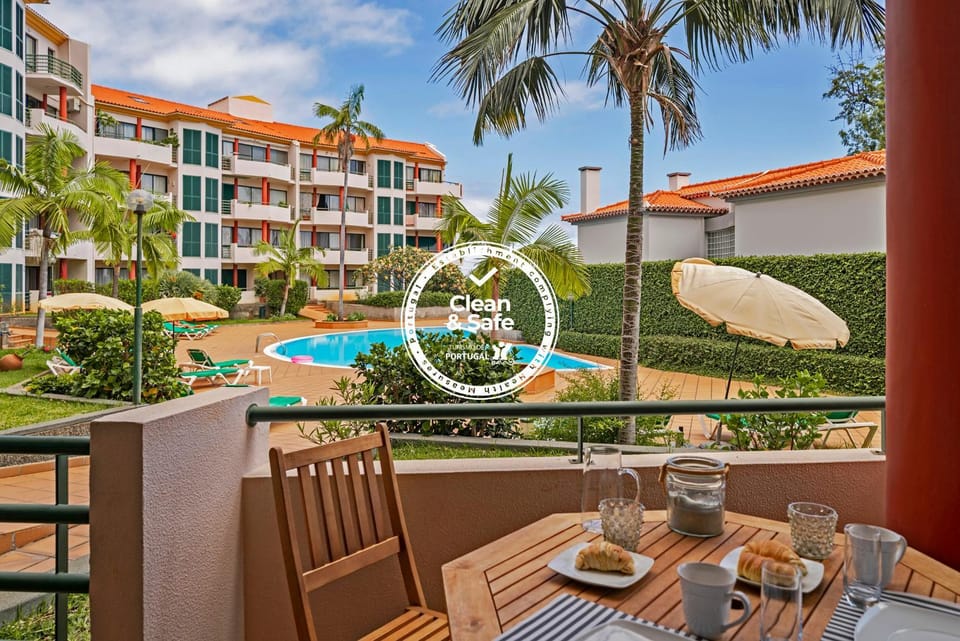 Property building, Balcony/Terrace, Swimming pool