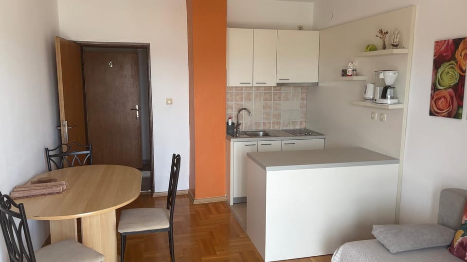 Kitchen or kitchenette, Seating area, Dining area