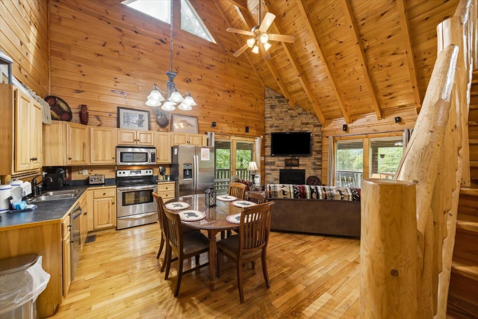 Deluxe Mountain Cabin in Bear Creek Crossing Resort Cabin in Pigeon Forge