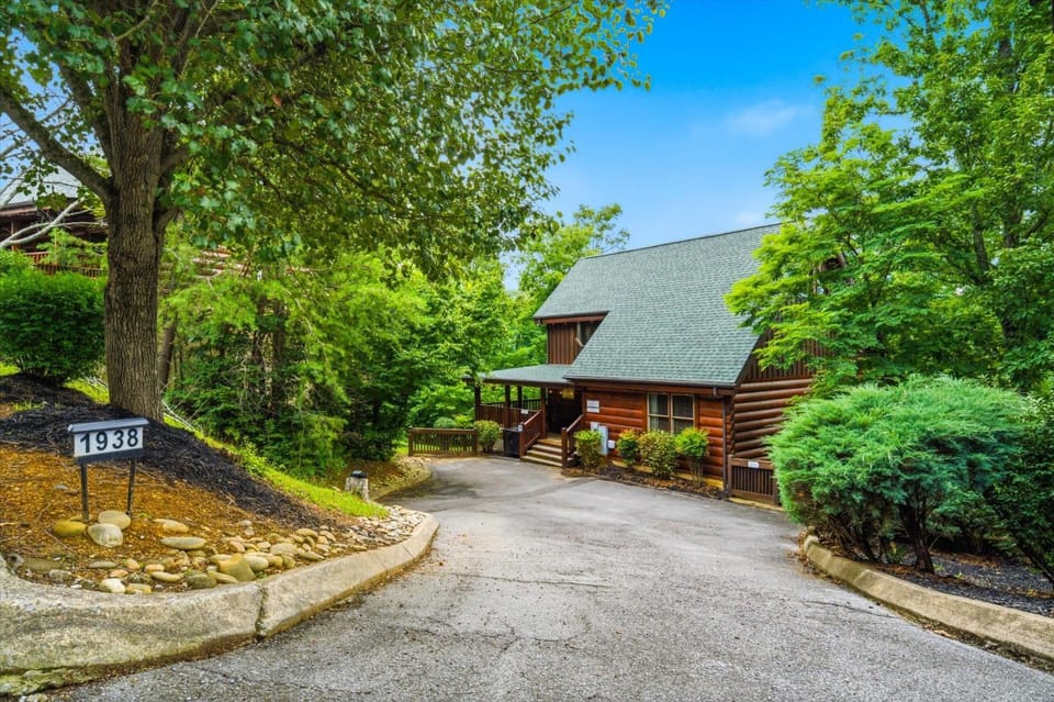 Deluxe Mountain Cabin in Bear Creek Crossing Resort Cabin in Pigeon Forge