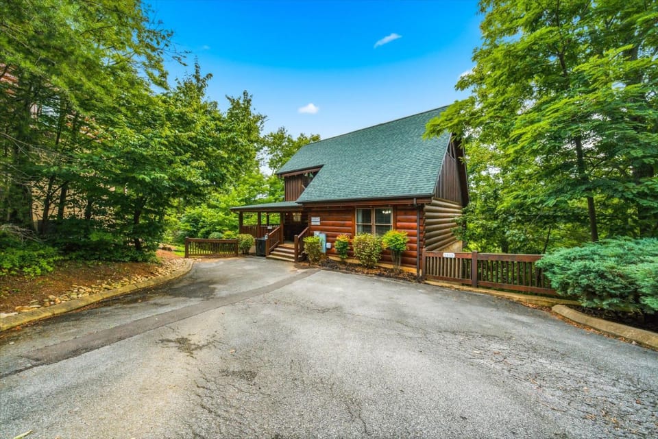 Deluxe Mountain Cabin in Bear Creek Crossing Resort Cabin in Pigeon Forge