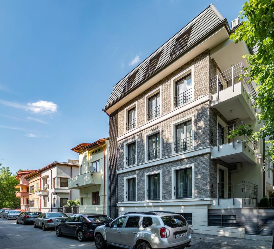 Facade/entrance, Neighbourhood