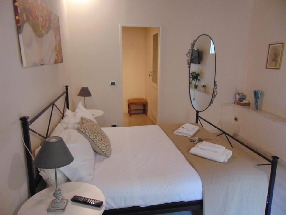 Bed, Other, Photo of the whole room, Decorative detail, Bedroom