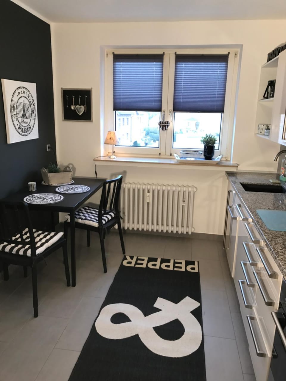 Kitchen or kitchenette, Seating area
