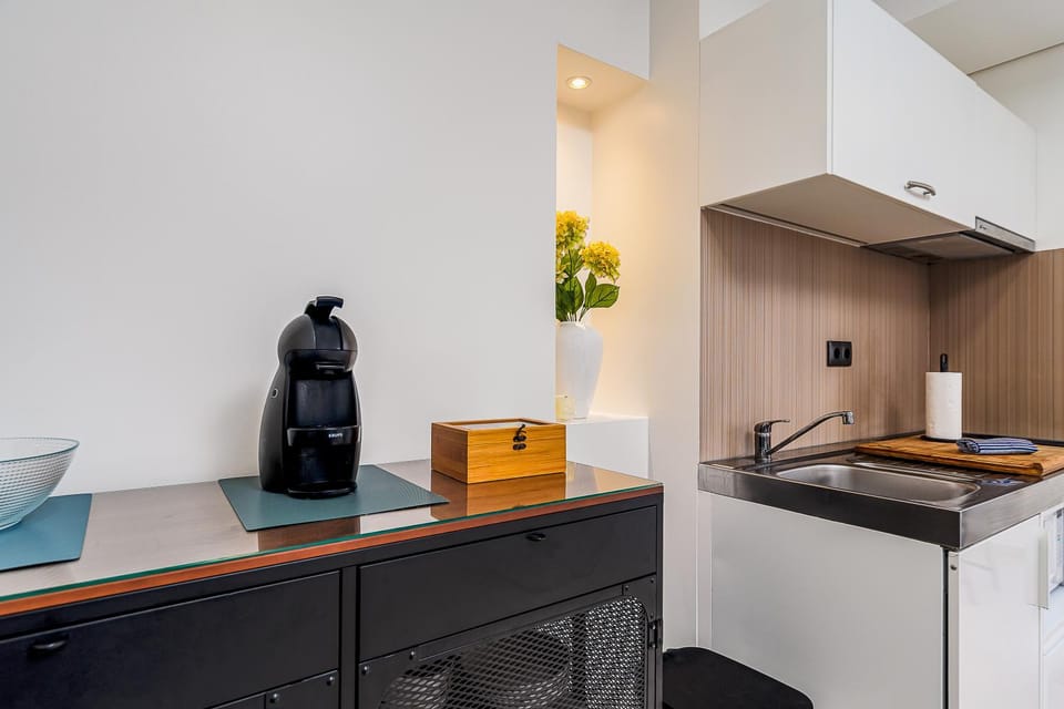 Coffee/tea facilities, Kitchen or kitchenette, dishwasher, stove, toaster