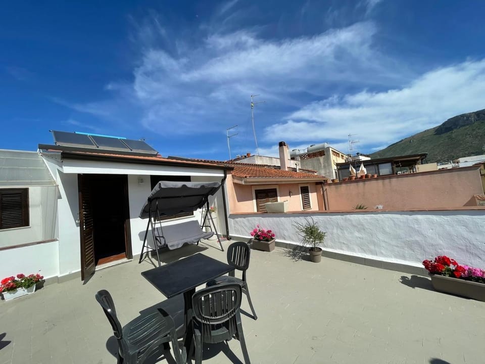 Balcony/Terrace, Dining area, Mountain view, Sea view, internet