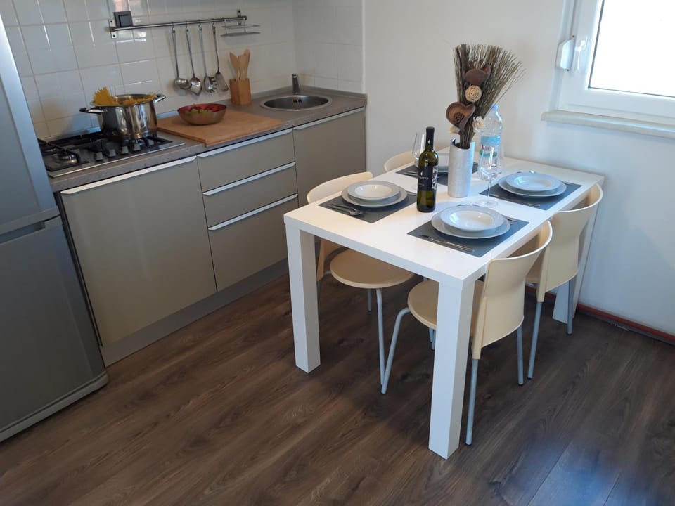 Kitchen or kitchenette, Dining area, stove
