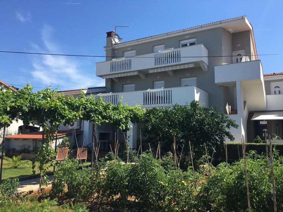 Property building, Facade/entrance, Garden