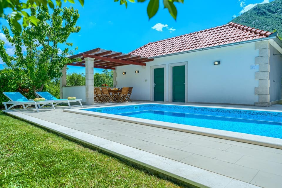 Property building, Natural landscape, Balcony/Terrace, Garden view, Pool view, Swimming pool