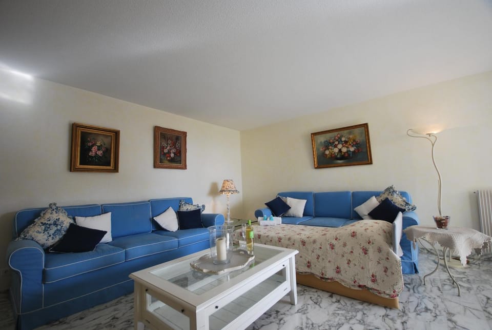 Bed, Living room