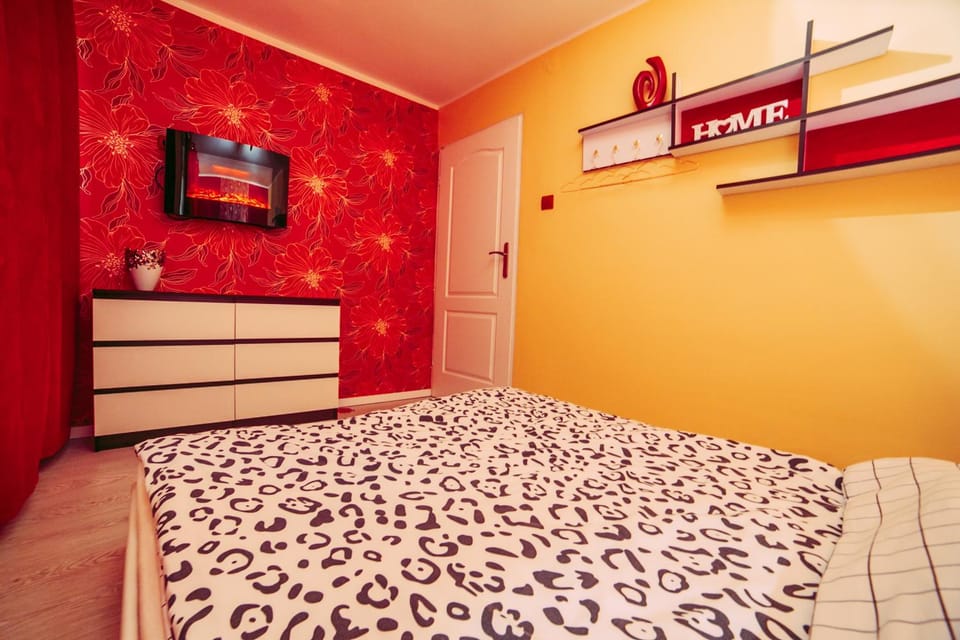 Spring, Bed, Night, Photo of the whole room, Decorative detail, Bedroom, On site
