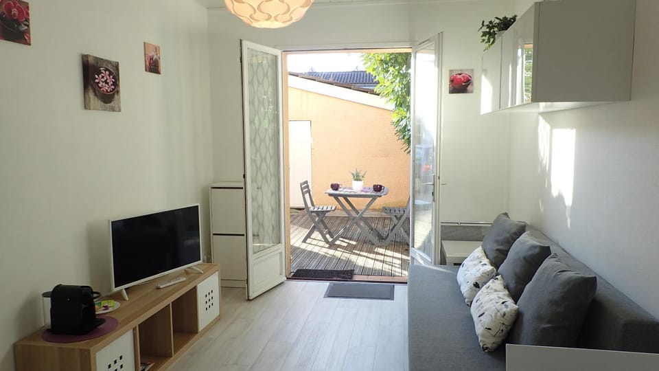 Patio, TV and multimedia, Balcony/Terrace, Living room, Inner courtyard view