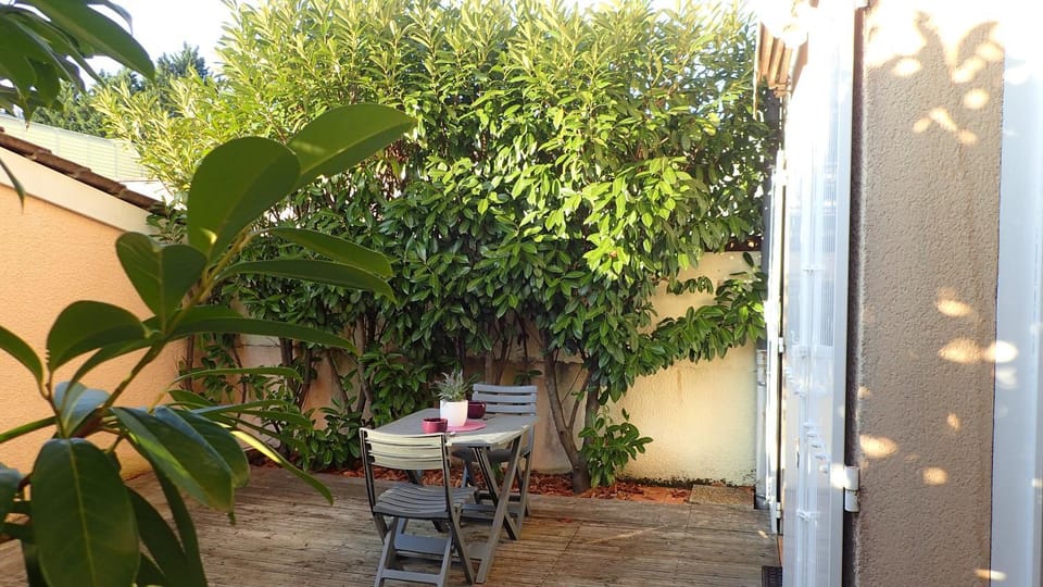 Patio, Dining area, Inner courtyard view