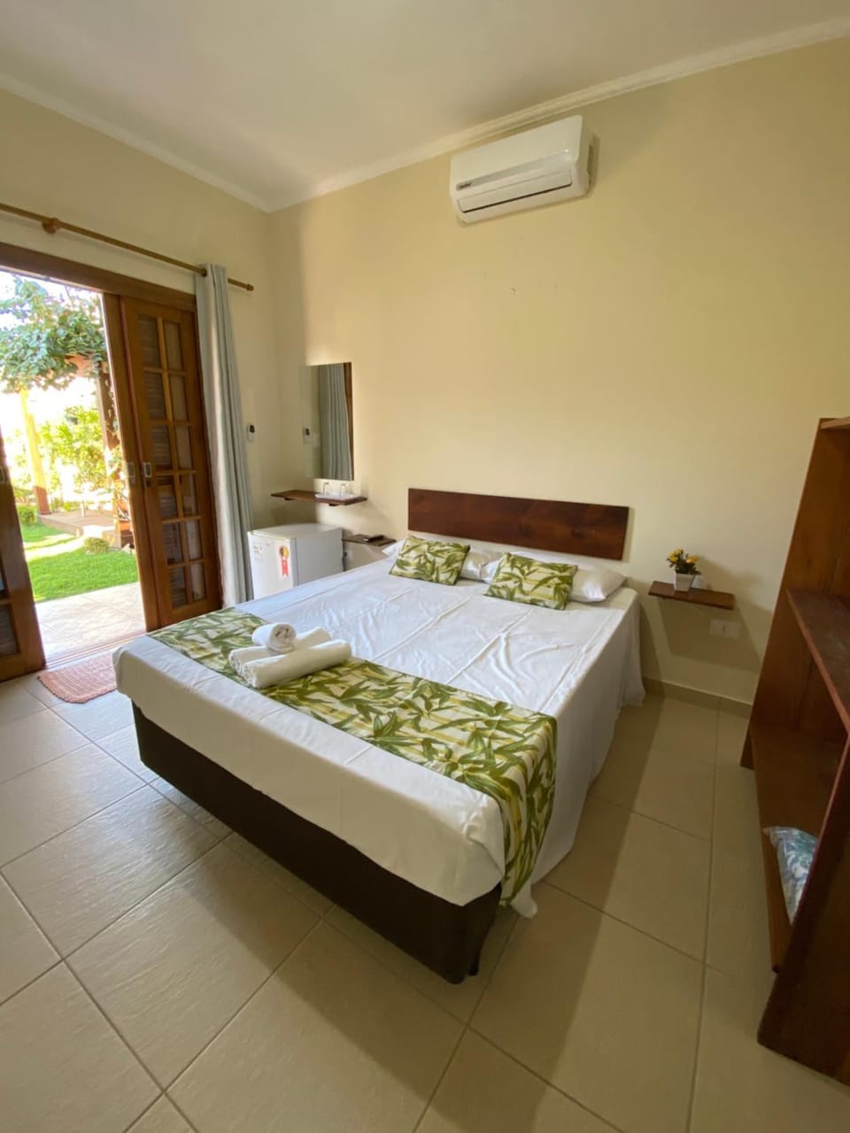 Bed, Photo of the whole room, Decorative detail, Bedroom