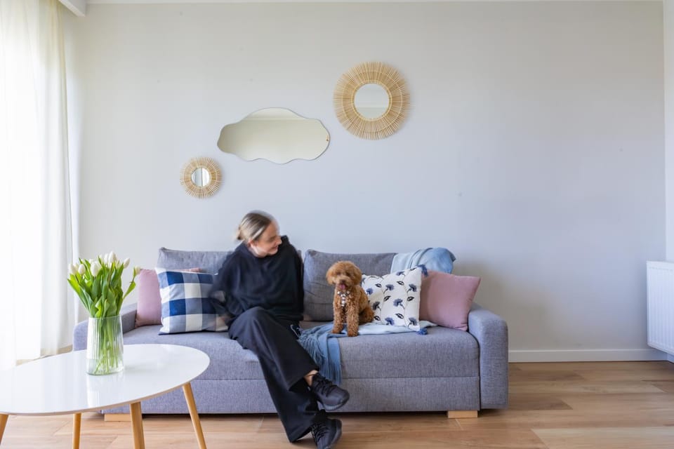 People, Living room, Seating area, Pets