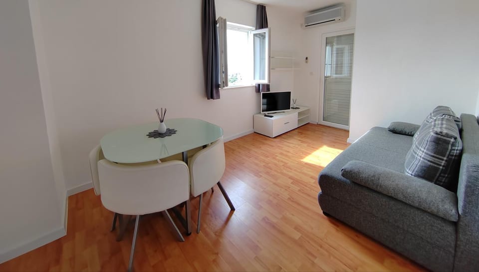 TV and multimedia, Living room, Seating area, Dining area, air conditioner