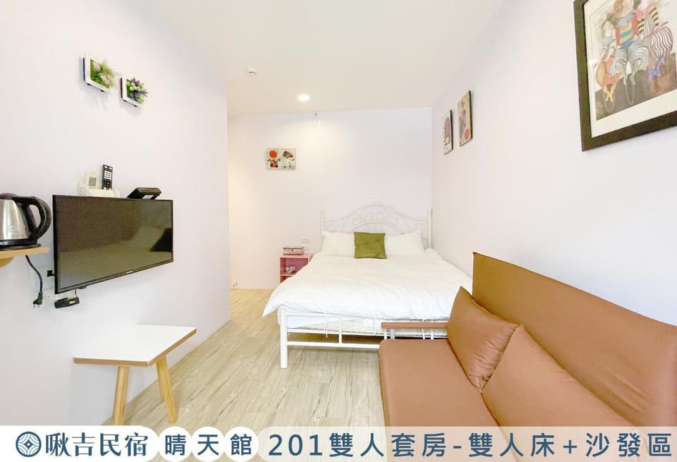 Bed, TV and multimedia, Photo of the whole room, Evening entertainment, Bedroom, Text overlay