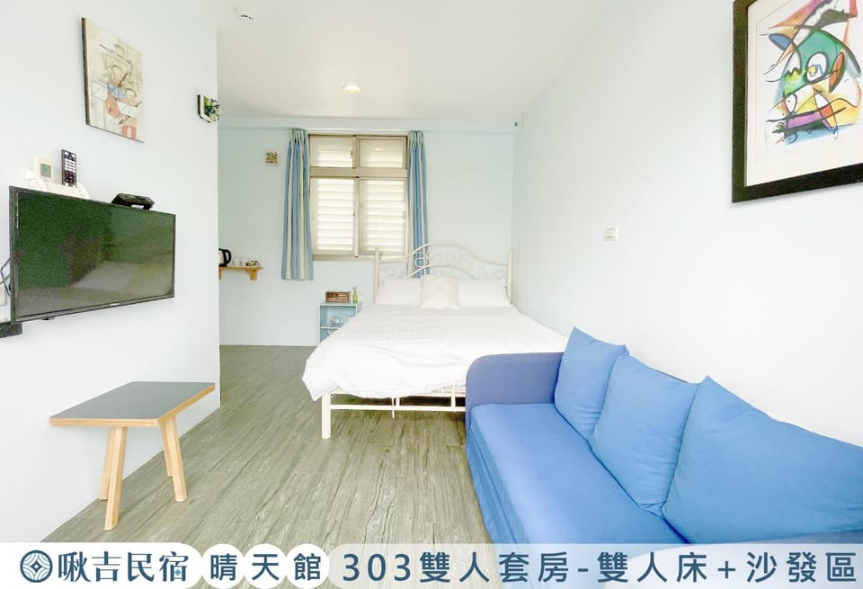 Bed, TV and multimedia, Photo of the whole room, Seating area, Evening entertainment, Bedroom, On site, Text overlay