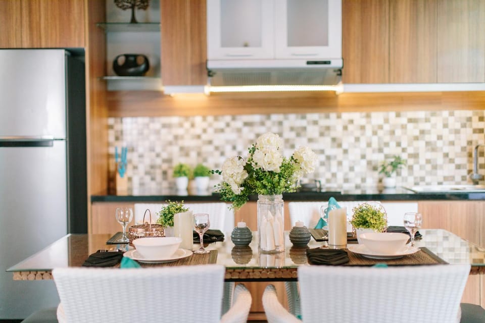 Kitchen or kitchenette, Dining area