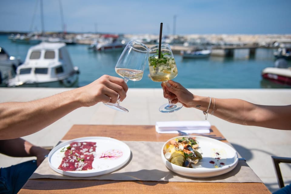 Restaurant/places to eat, Day, People, Natural landscape, Food and drinks, Food, Guests, Sea view, Breakfast, Lunch, Dinner, Drinks, Alcoholic drinks, group of guests