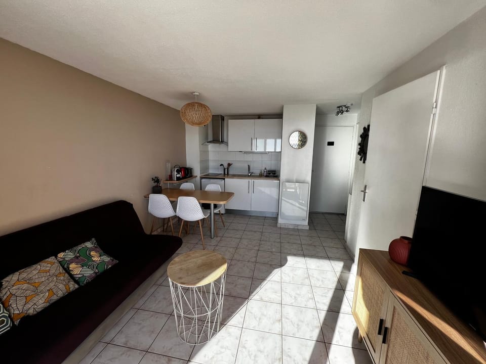 Kitchen or kitchenette, Living room