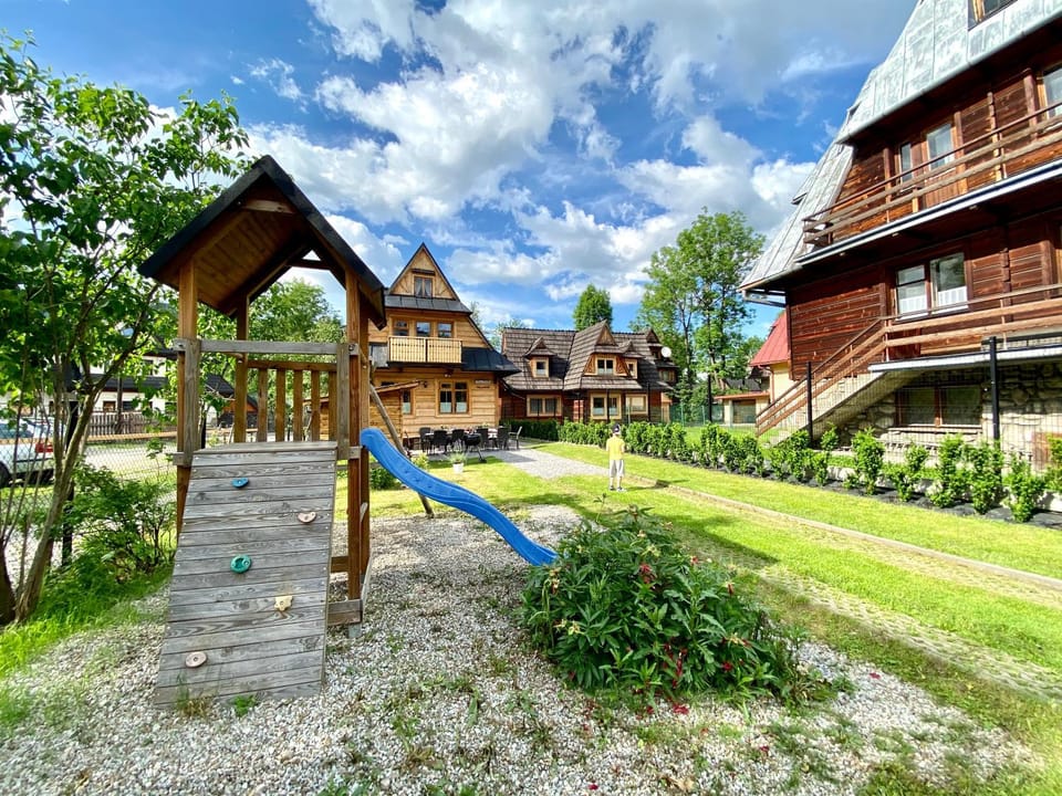 Property building, Spring, Day, People, Summer, Children play ground, Garden, Balcony/Terrace, Other, On site
