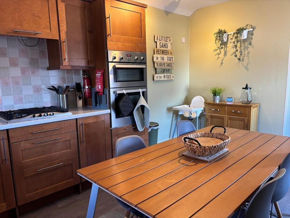 Kitchen or kitchenette, Dining area, oven