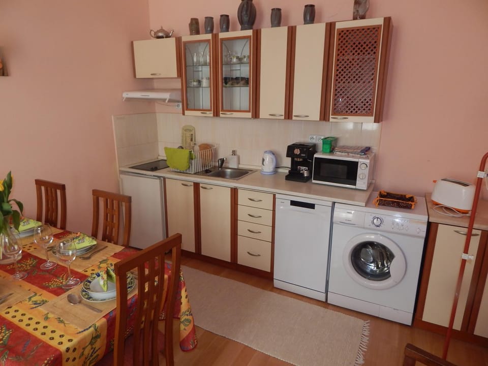 Kitchen or kitchenette, Seating area, Dining area
