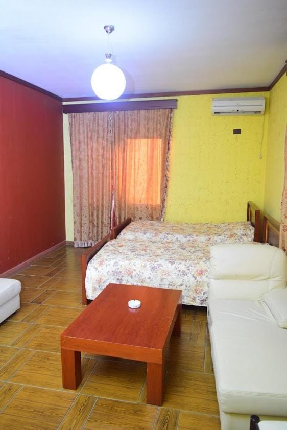 Coffee/tea facilities, Living room, Seating area