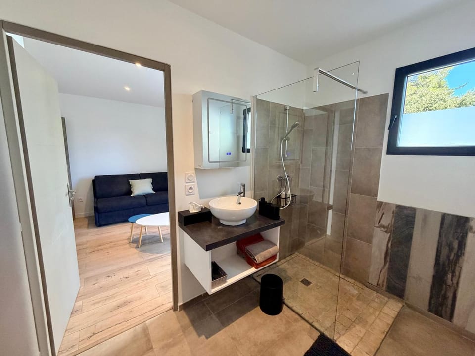 Shower, Bathroom, towels