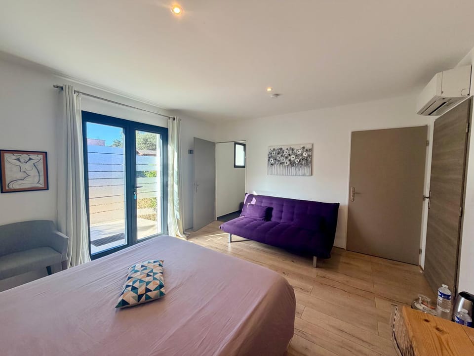 Bed, Photo of the whole room, Seating area, Bedroom