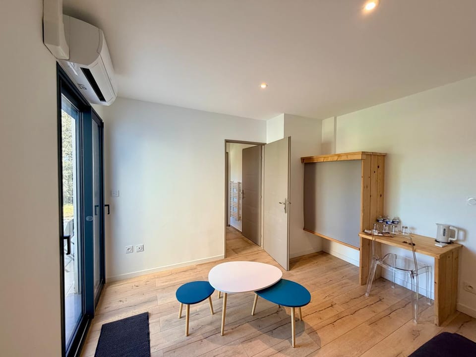 Living room, Seating area, air conditioner