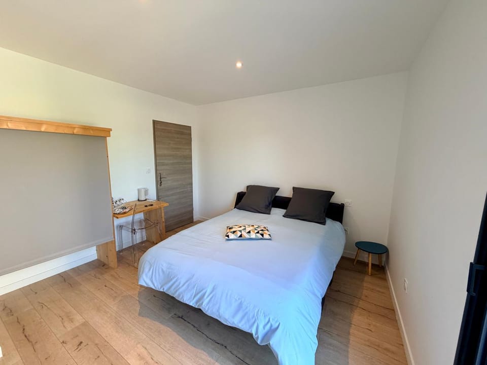 Bed, Living room, Photo of the whole room