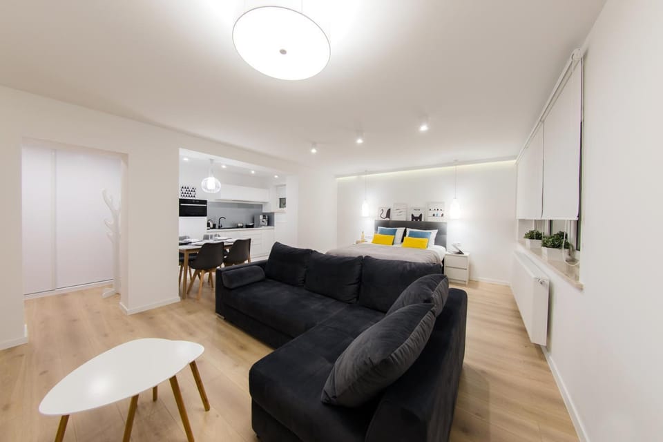 Coffee/tea facilities, Kitchen or kitchenette, Seating area, Dining area, Bedroom