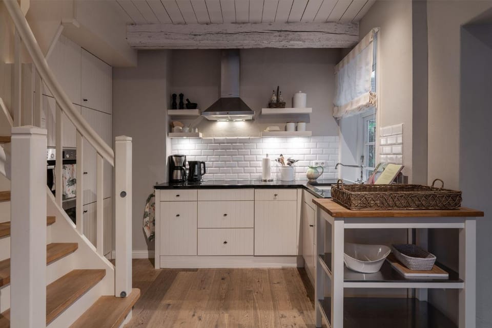 Coffee/tea facilities, Kitchen or kitchenette, dishwasher, stove