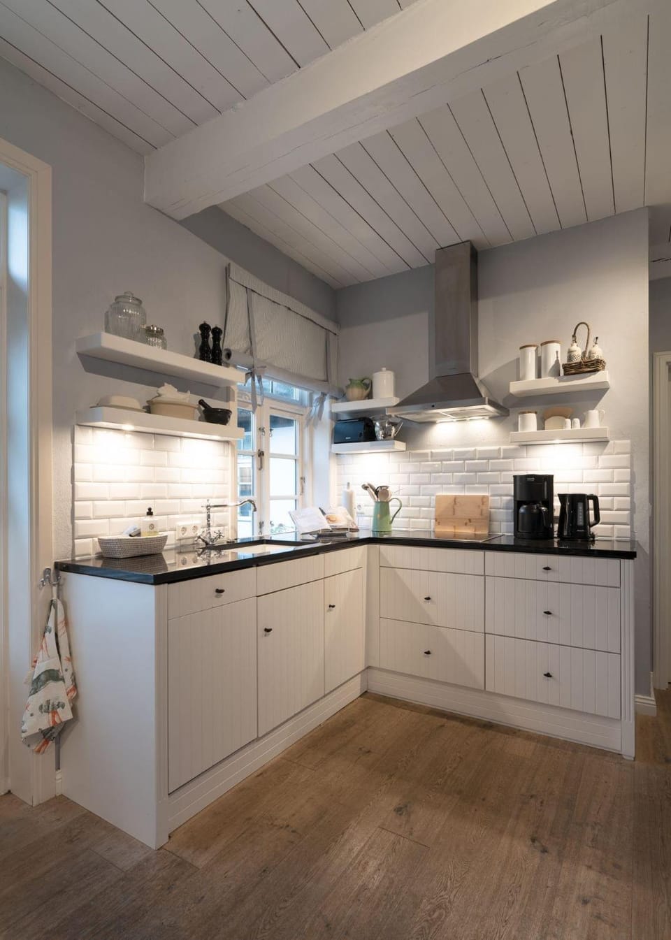 Kitchen or kitchenette, dishwasher, stove