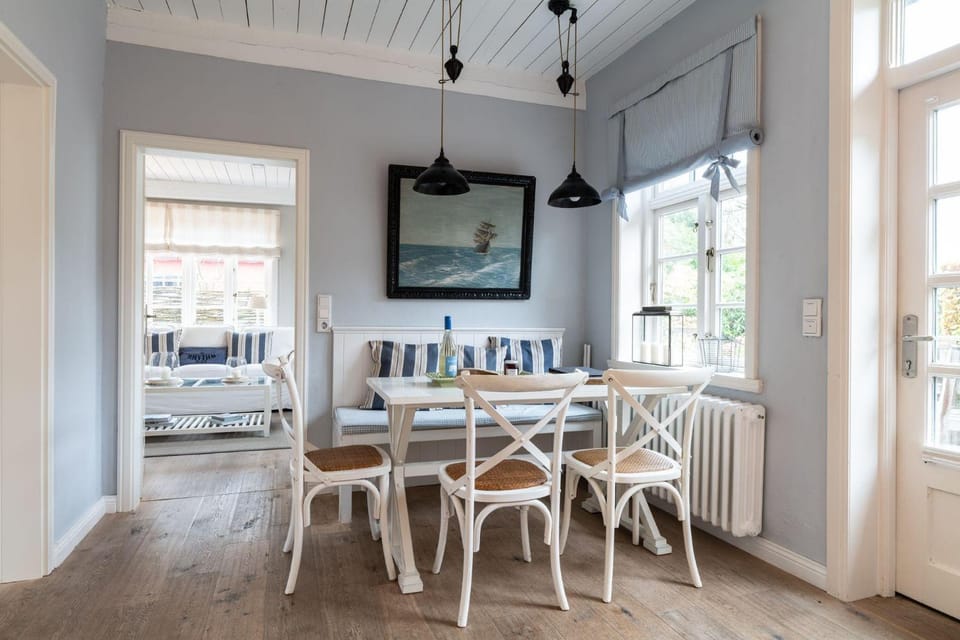 Kitchen or kitchenette, Seating area, Dining area