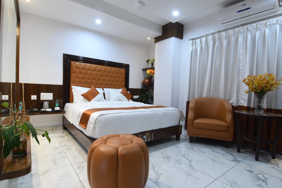 Bed, Seating area, Bedroom