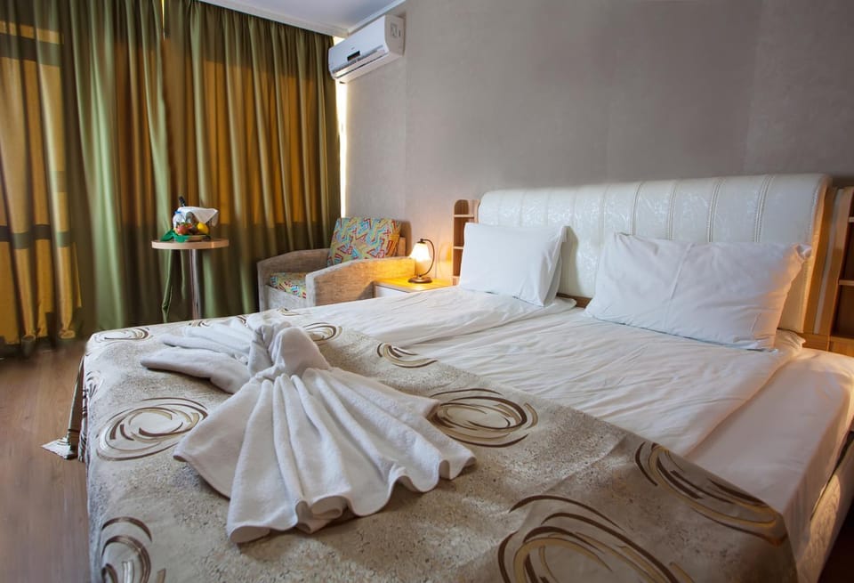 Bed, View (from property/room), Photo of the whole room, Decorative detail, Bedroom, Family, heating, towels, air conditioner