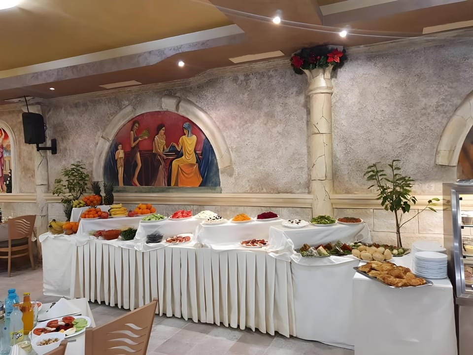 Property building, Restaurant/places to eat, Food and drinks, On site