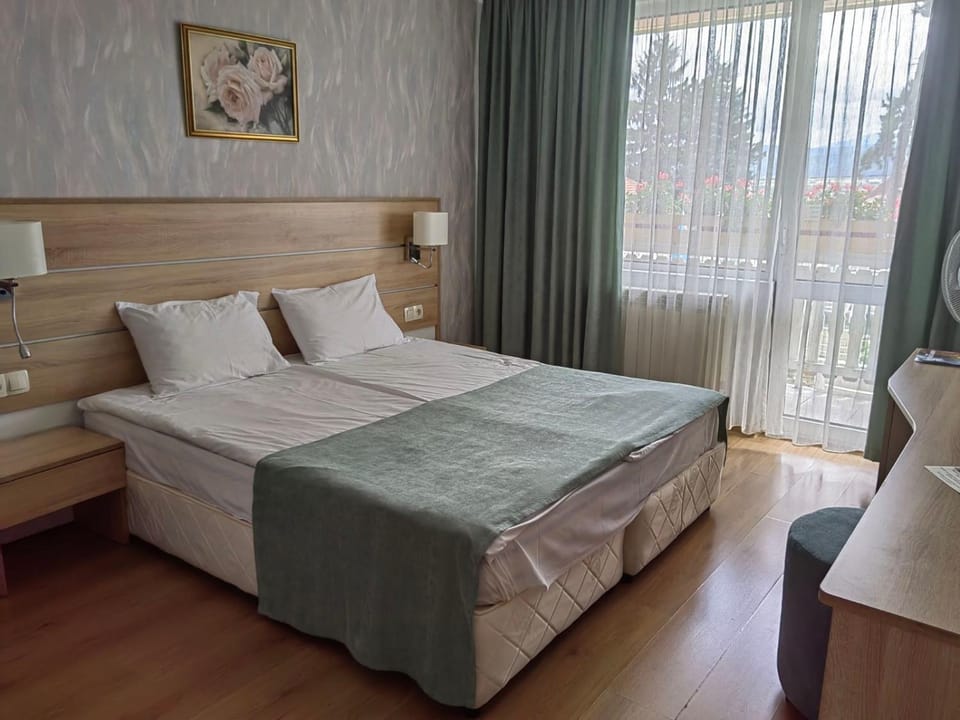 Bed, View (from property/room), Photo of the whole room, Decorative detail, Seating area, Bedroom, heating