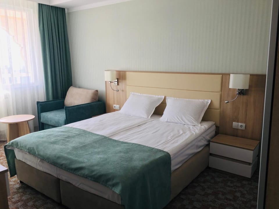 Bed, View (from property/room), Photo of the whole room, Seating area, Bedroom, Family, heating, internet, air conditioner