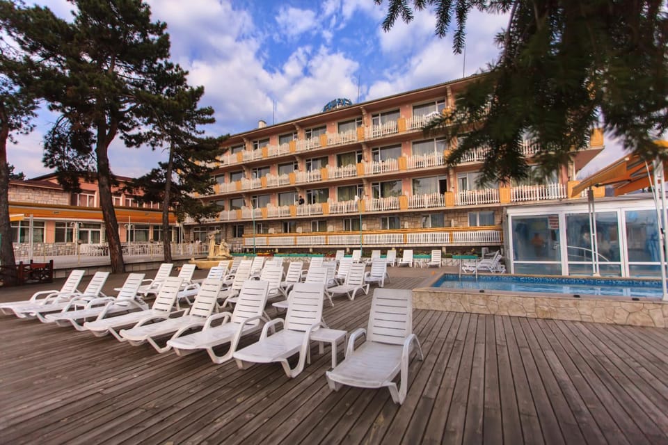 Property building, Day, Swimming pool, sunbed