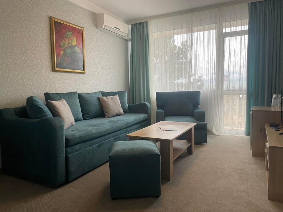 Living room, Seating area, air conditioner